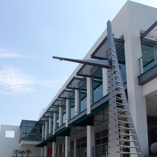 Diseño y Construcción de Plaza comercial moderna