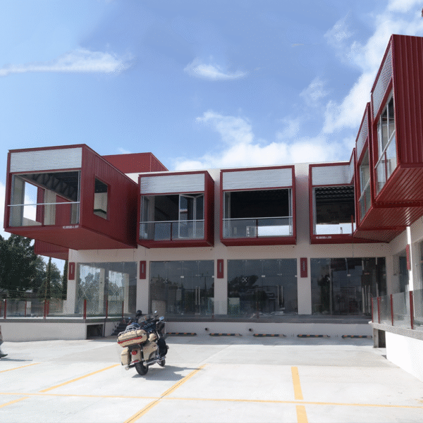 Arquitectura, Diseño y Construcción de Plaza comercial con locales comerciales.