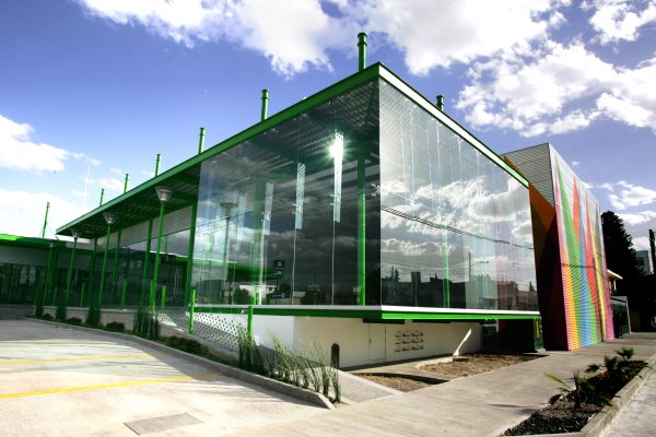 Arquitectura, Diseño y Construcción de Plaza comercial con locales comerciales y fachada de cristal